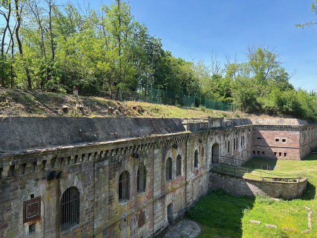 Vue extérieure du Fort Joffre, façade et douves