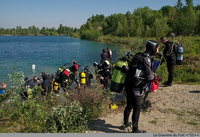 Plongeurs équipés au bord de la Gravière du fort